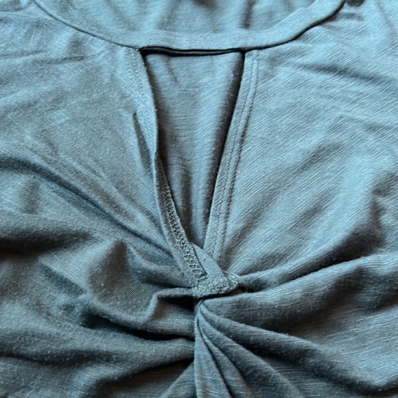 Twist keyhole shirt - Picture 2 of 6